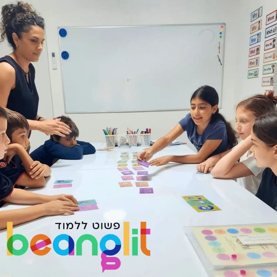 שירית מלמדת קבוצת תלמידים